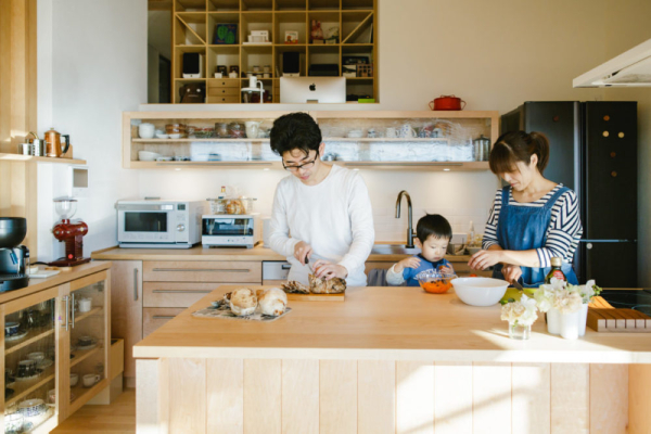 家族みんなで立つ、透き通るような木肌のカエデのキッチン（松本市）
